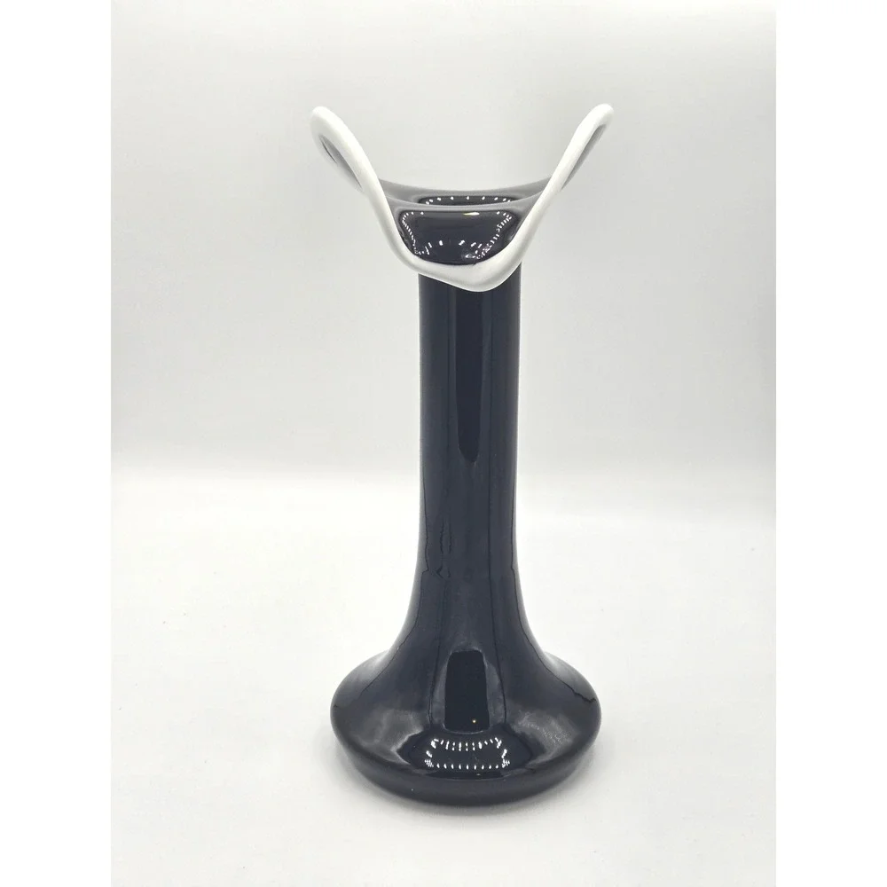 Black & White Modernist Bud 11